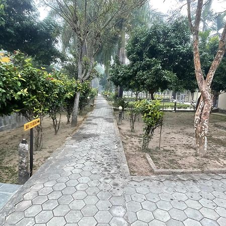 Chitwan Riverside Resort Sauraha Exterior photo