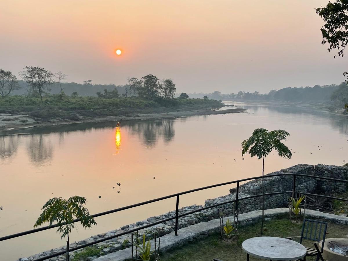 Chitwan Riverside Resort Sauraha Exterior photo