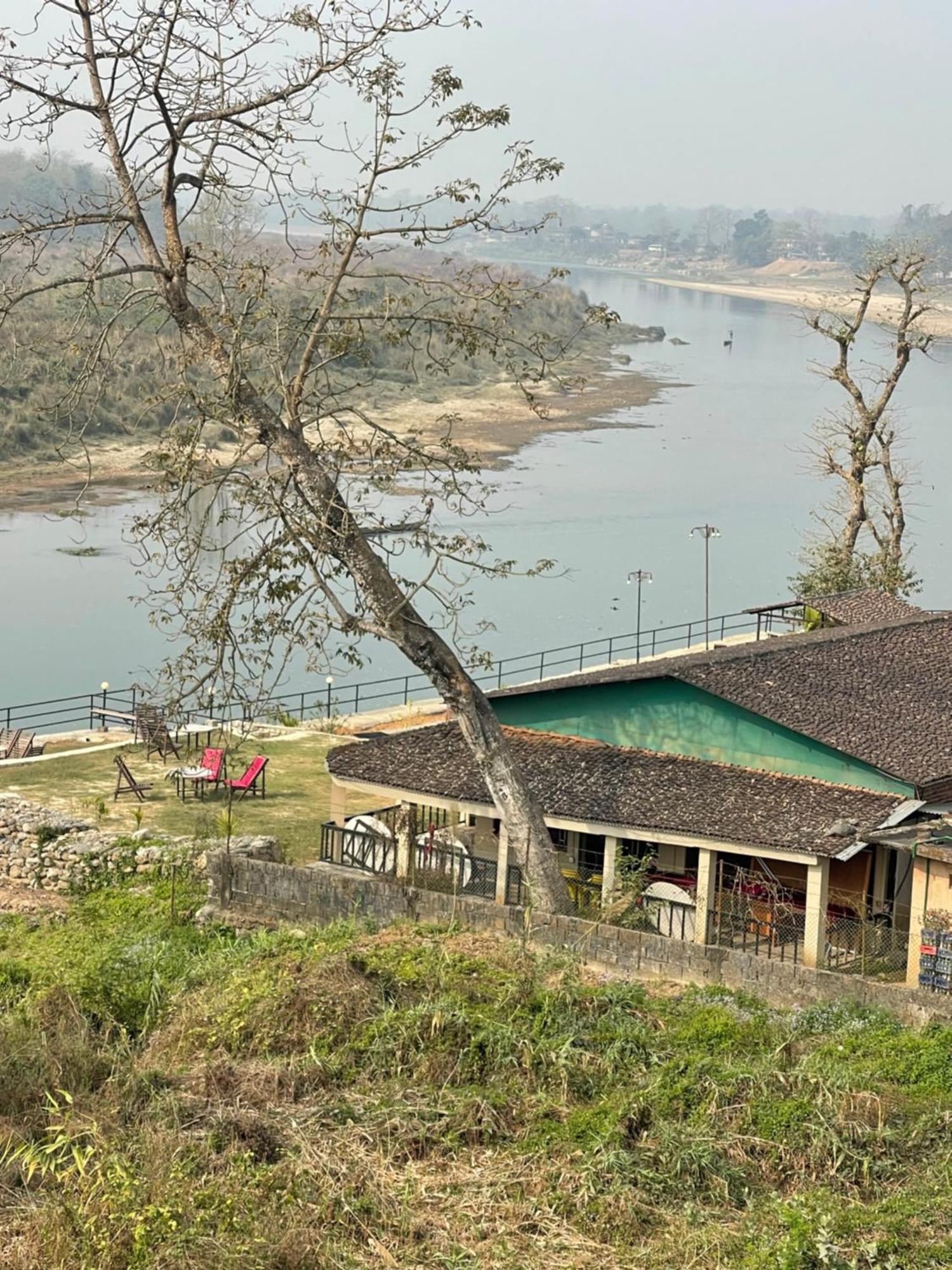 Chitwan Riverside Resort Sauraha Exterior photo