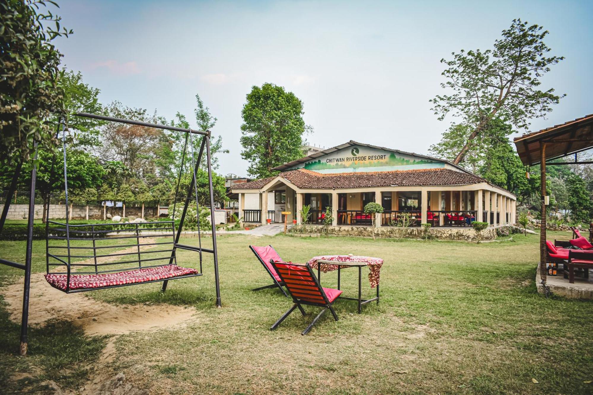 Chitwan Riverside Resort Sauraha Exterior photo
