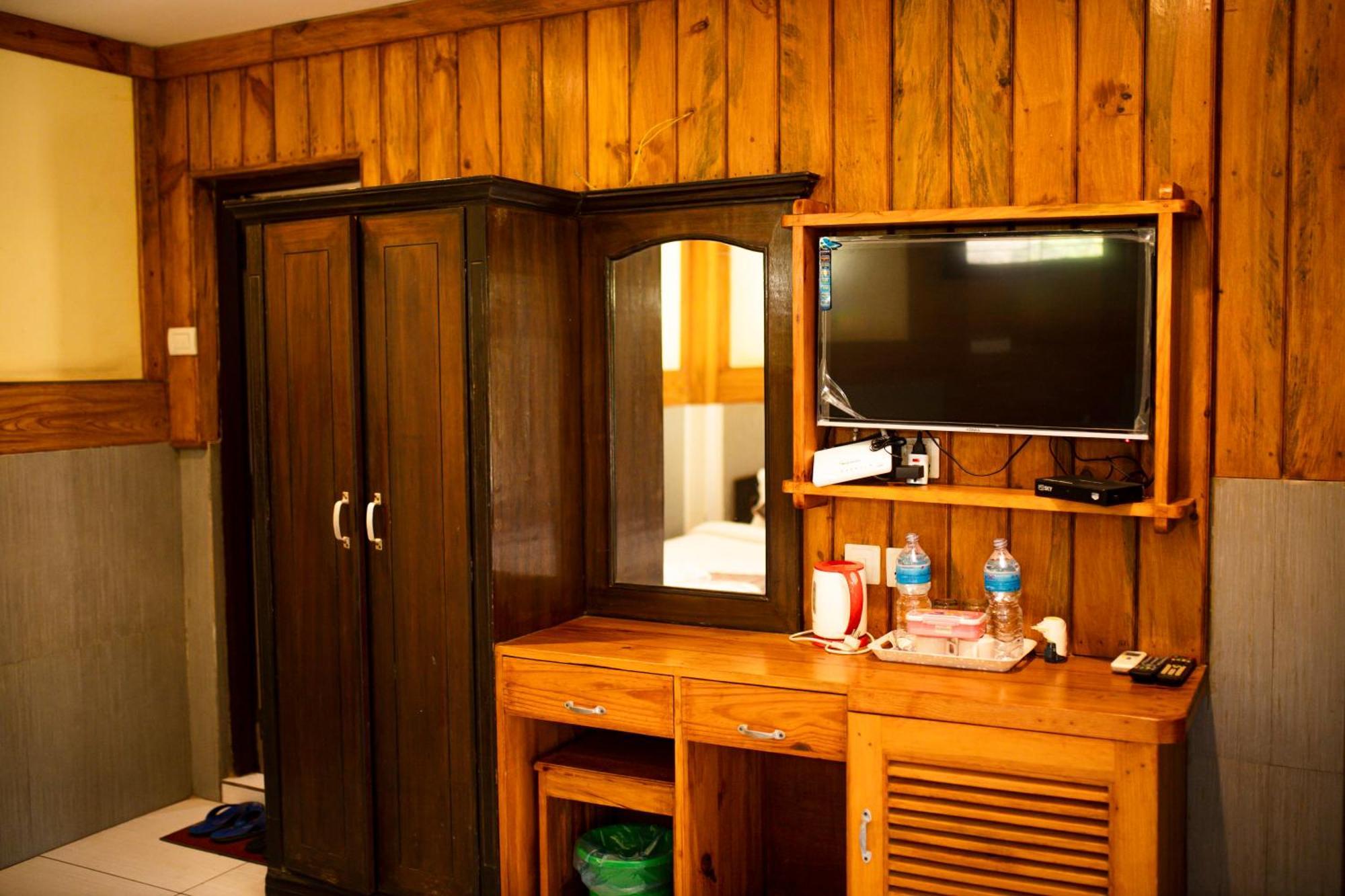 Chitwan Riverside Resort Sauraha Exterior photo
