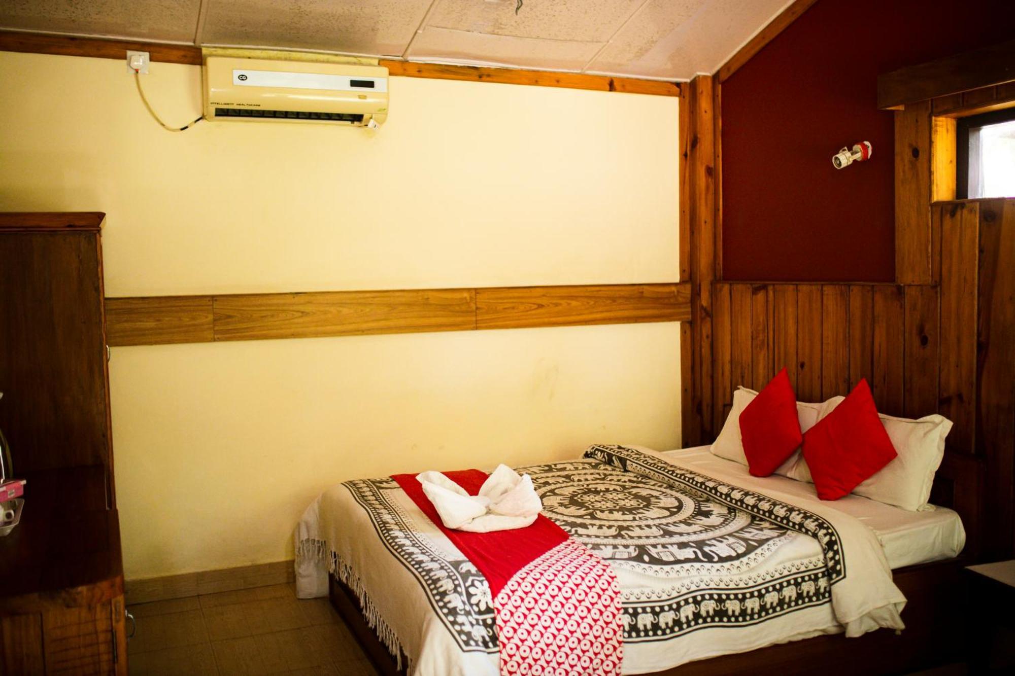 Chitwan Riverside Resort Sauraha Exterior photo