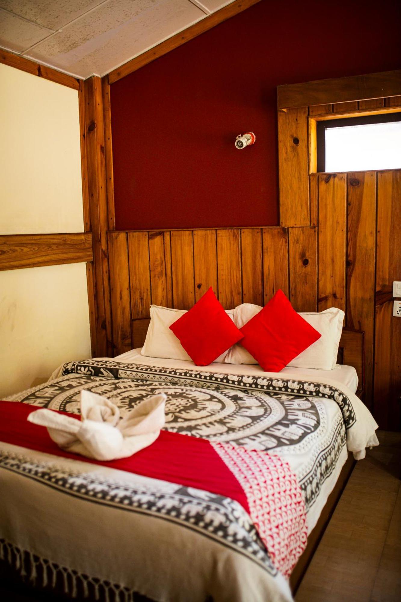 Chitwan Riverside Resort Sauraha Exterior photo