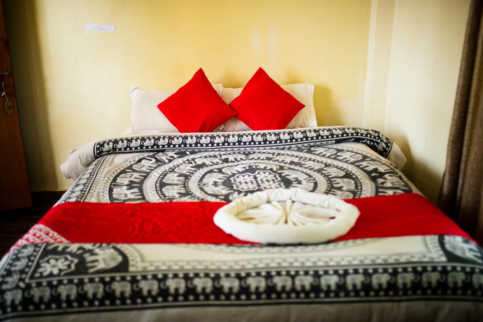 Chitwan Riverside Resort Sauraha Exterior photo