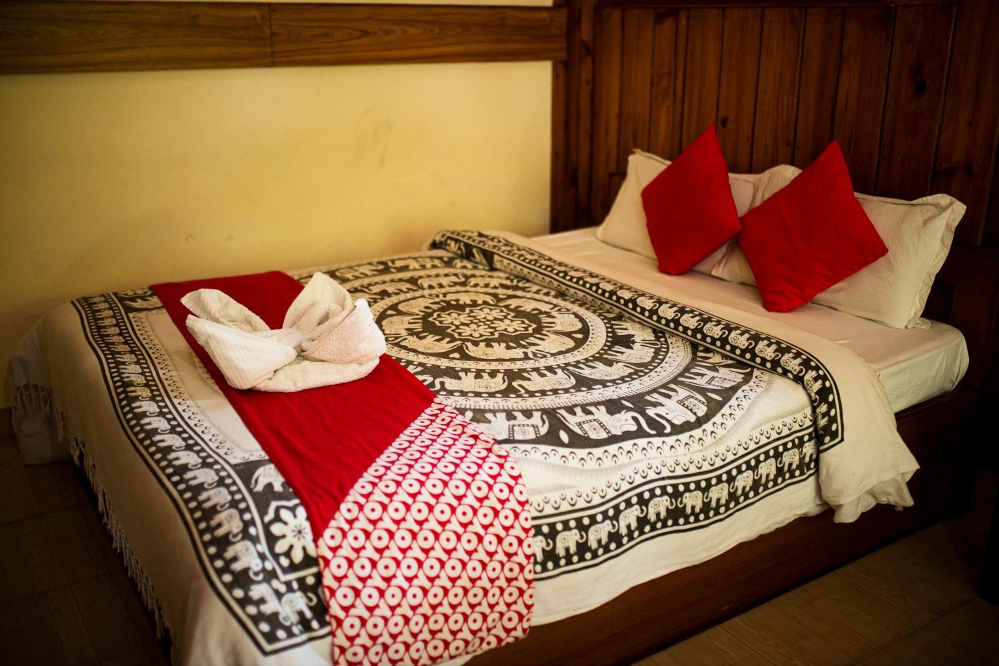 Chitwan Riverside Resort Sauraha Exterior photo