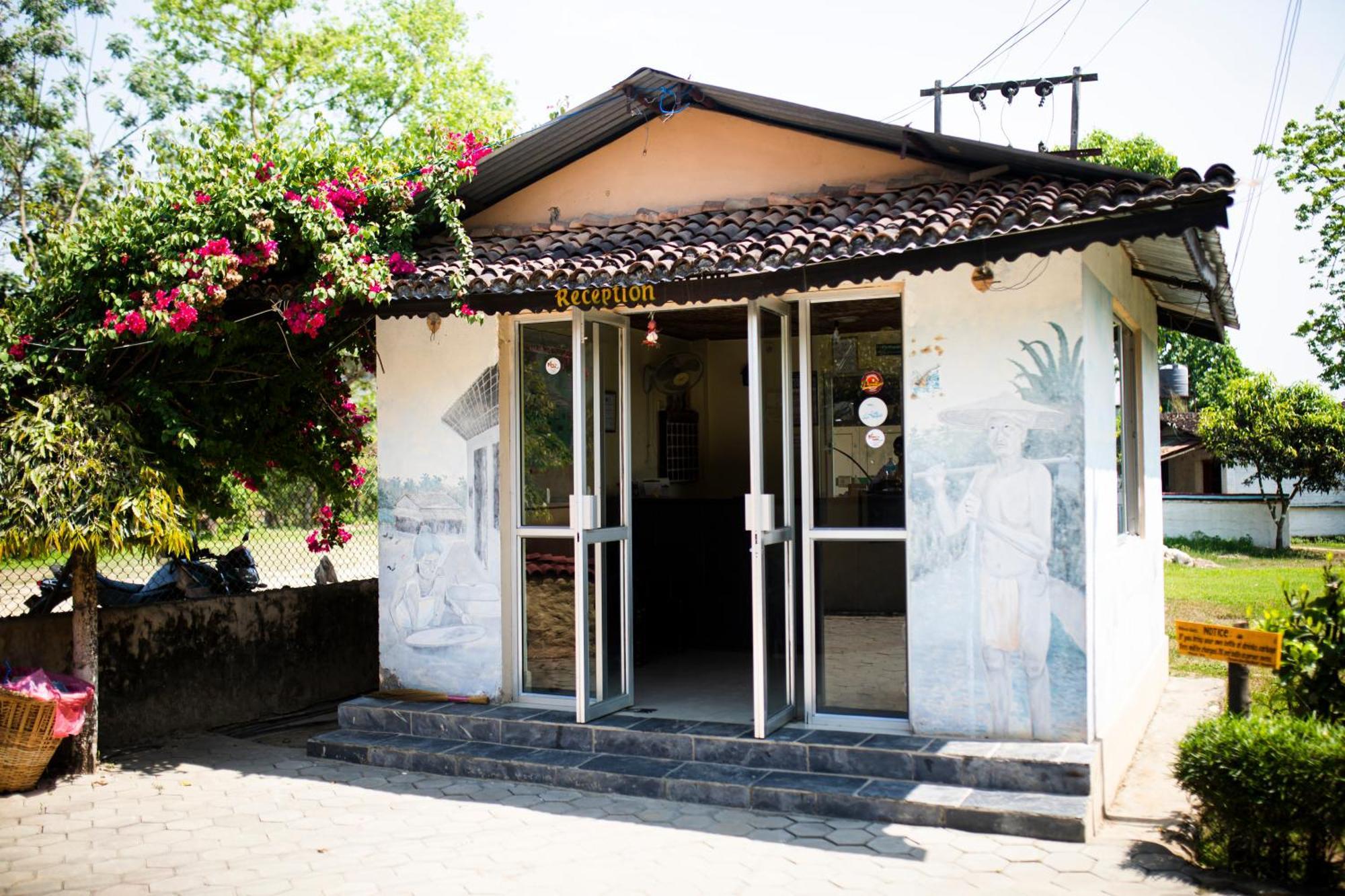 Chitwan Riverside Resort Sauraha Exterior photo
