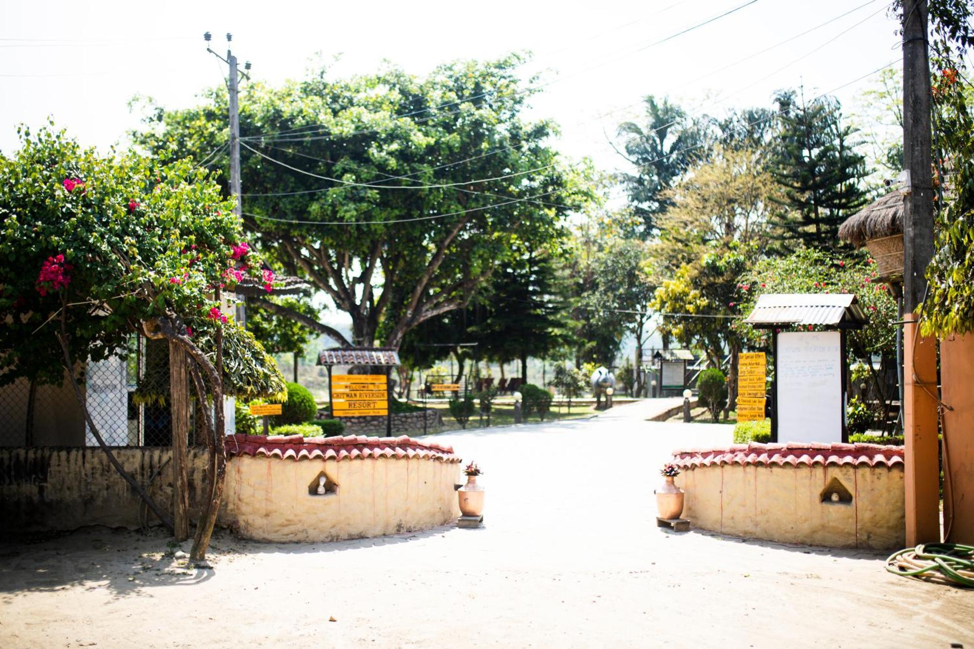 Chitwan Riverside Resort Sauraha Exterior photo