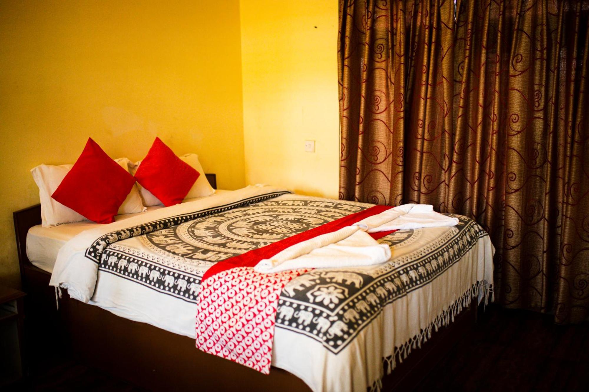 Chitwan Riverside Resort Sauraha Exterior photo