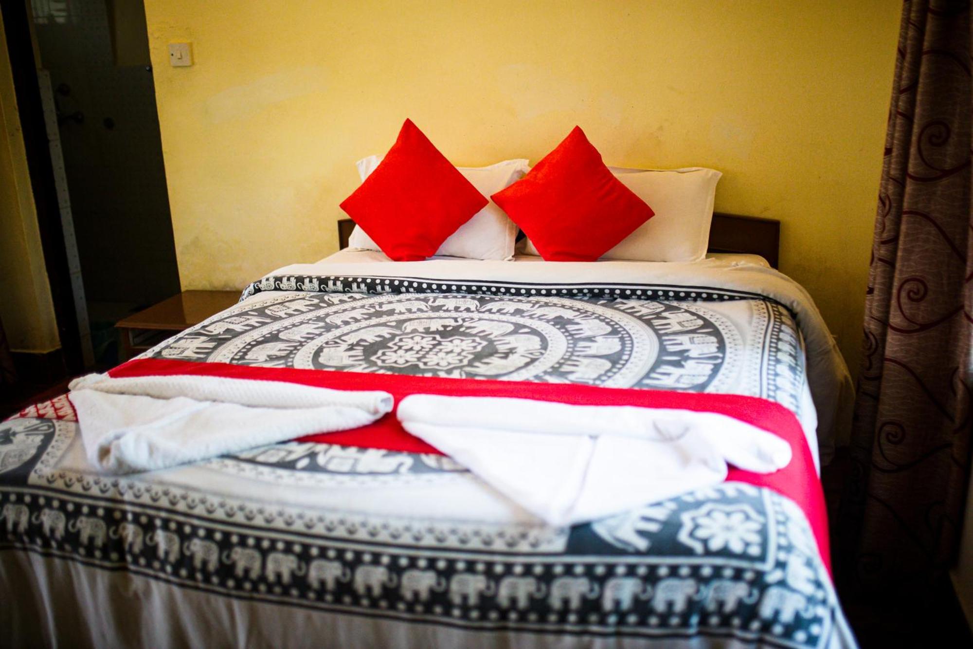 Chitwan Riverside Resort Sauraha Exterior photo