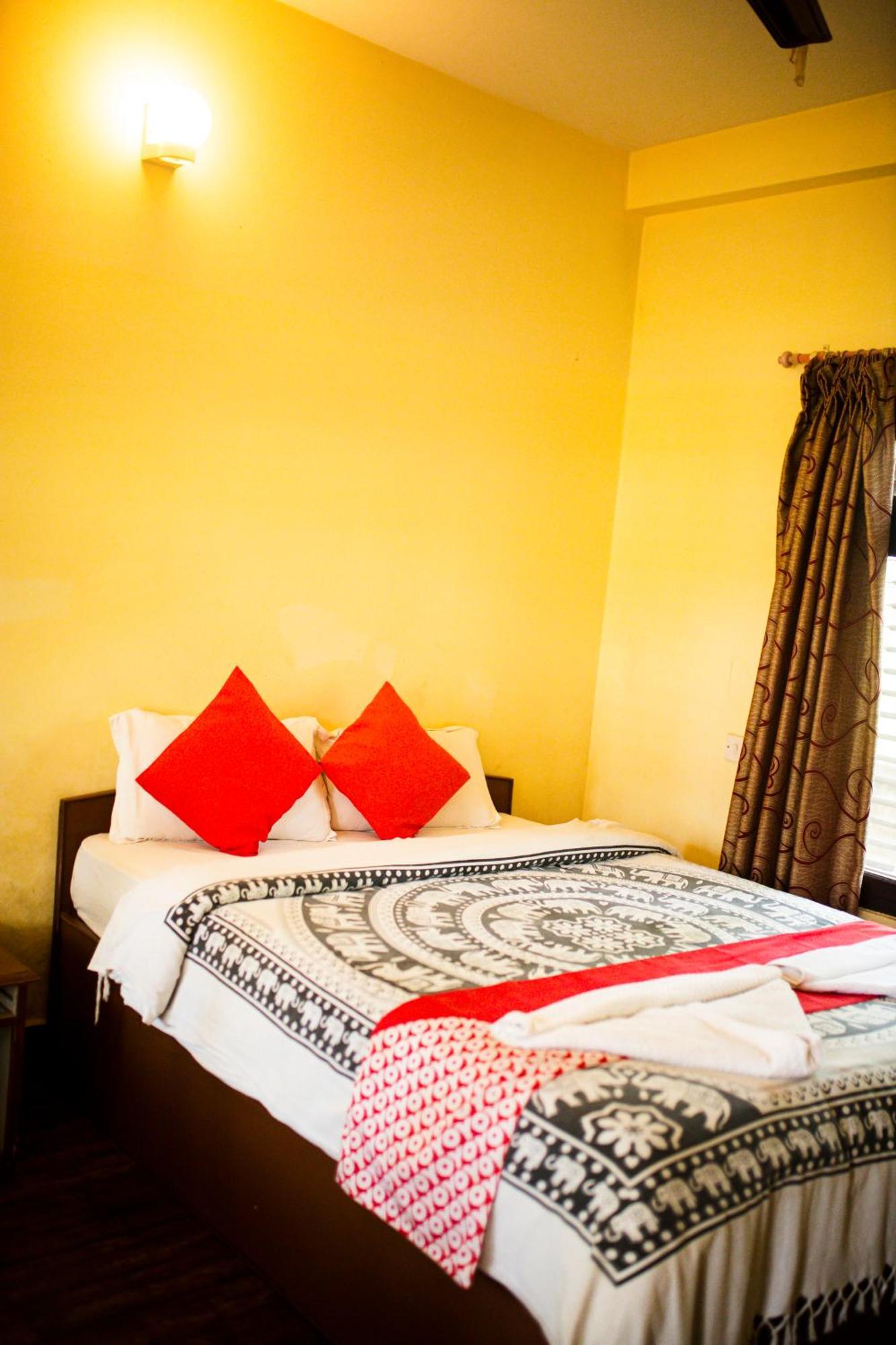 Chitwan Riverside Resort Sauraha Exterior photo