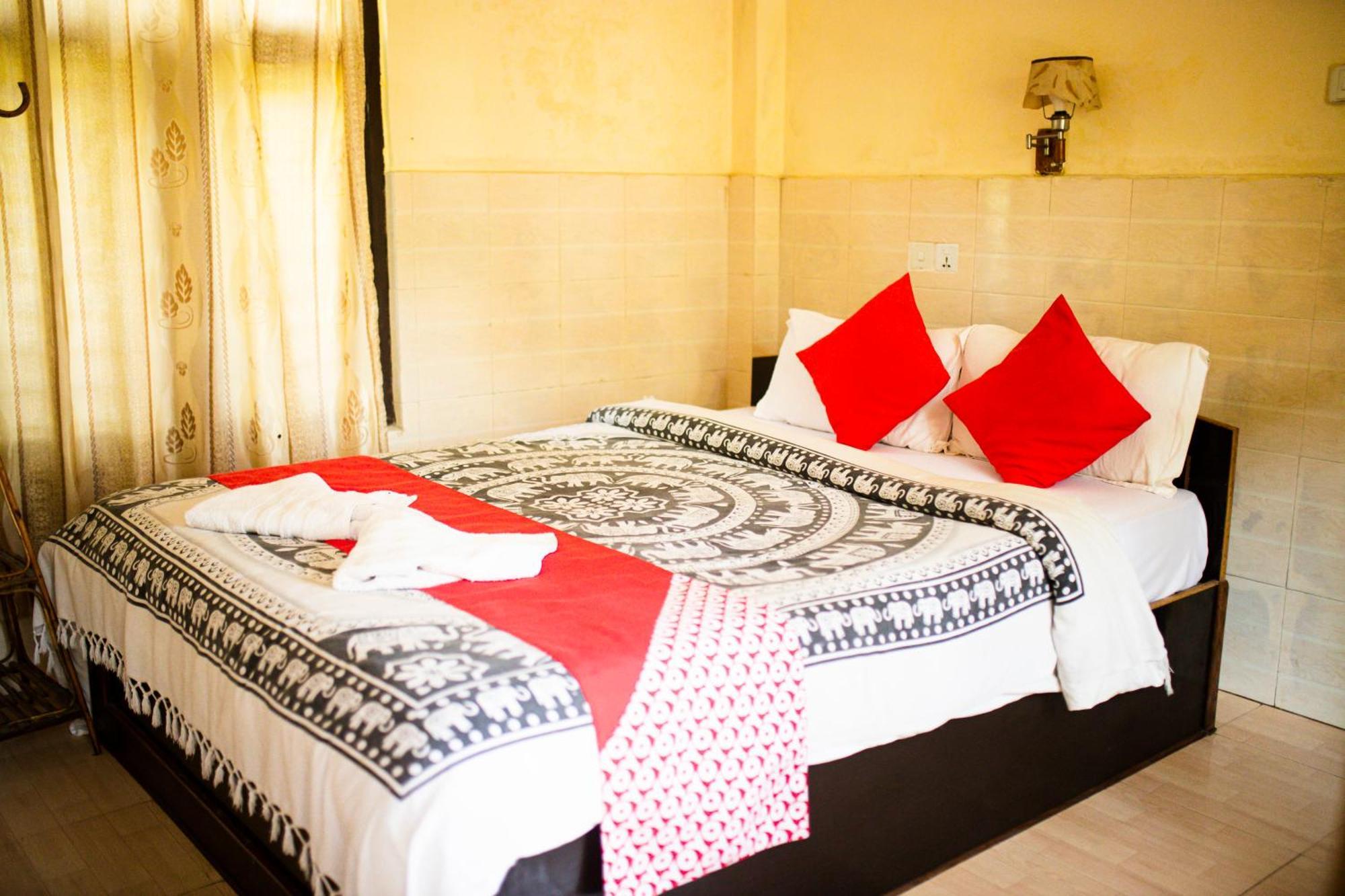 Chitwan Riverside Resort Sauraha Exterior photo