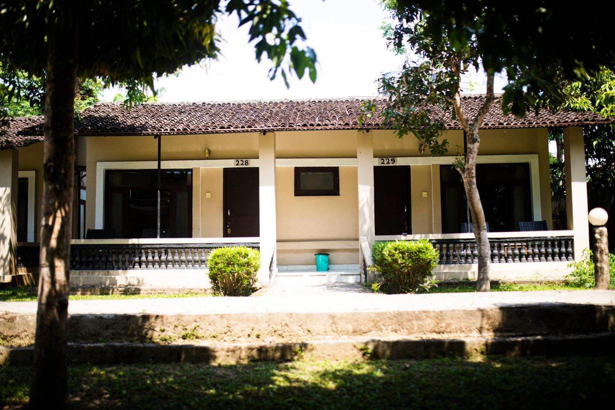 Chitwan Riverside Resort Sauraha Exterior photo