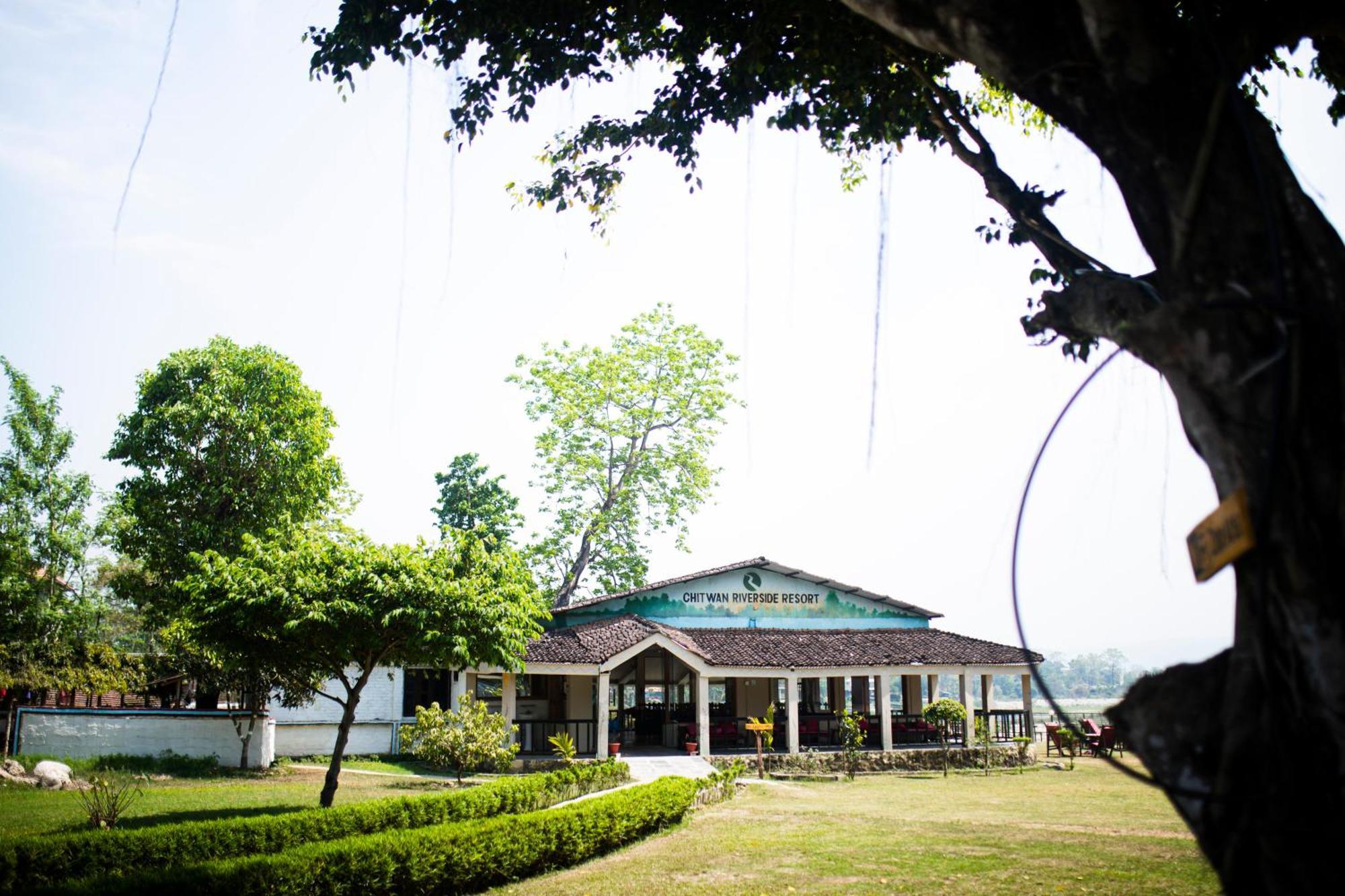 Chitwan Riverside Resort Sauraha Exterior photo