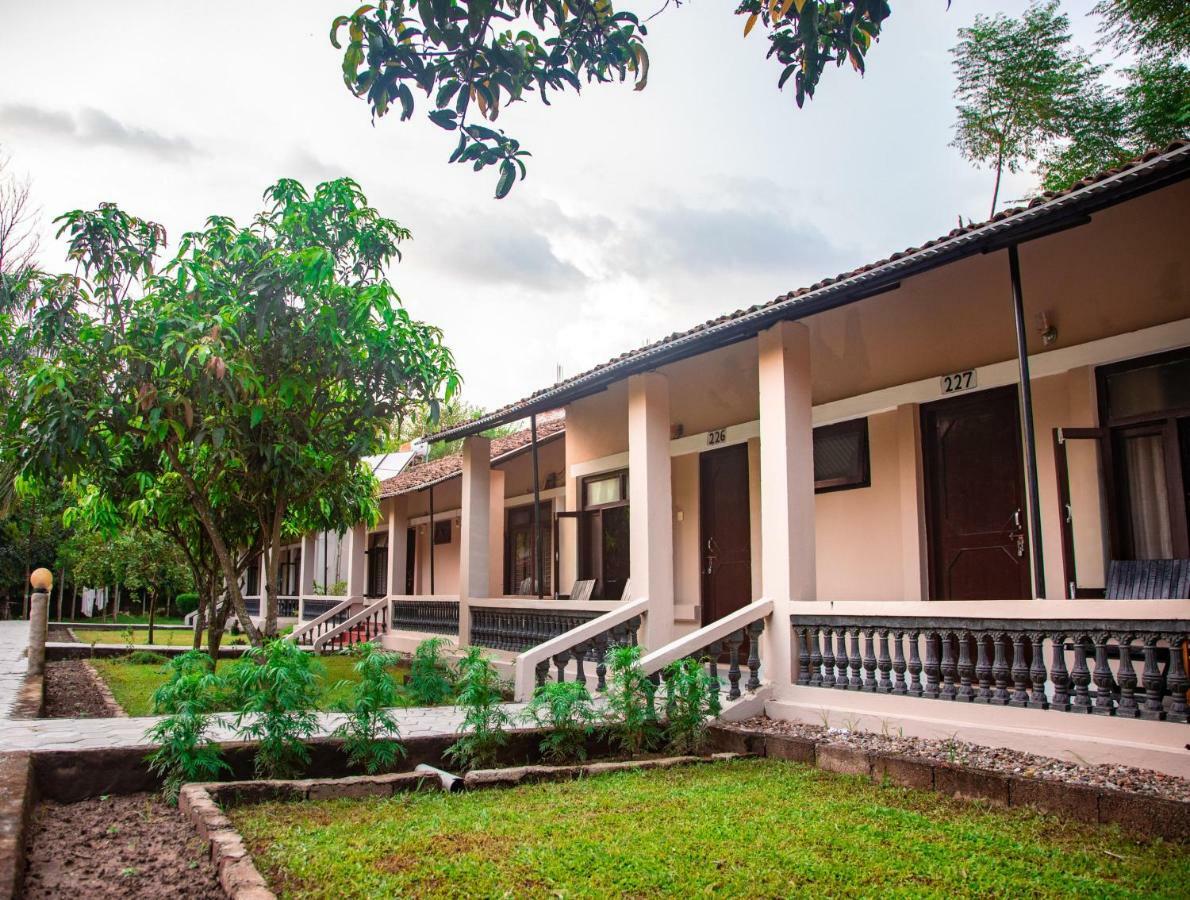 Chitwan Riverside Resort Sauraha Exterior photo