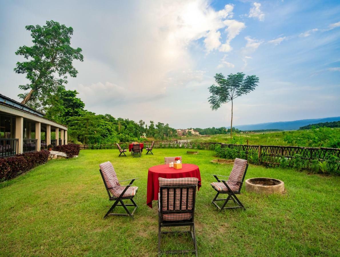 Chitwan Riverside Resort Sauraha Exterior photo
