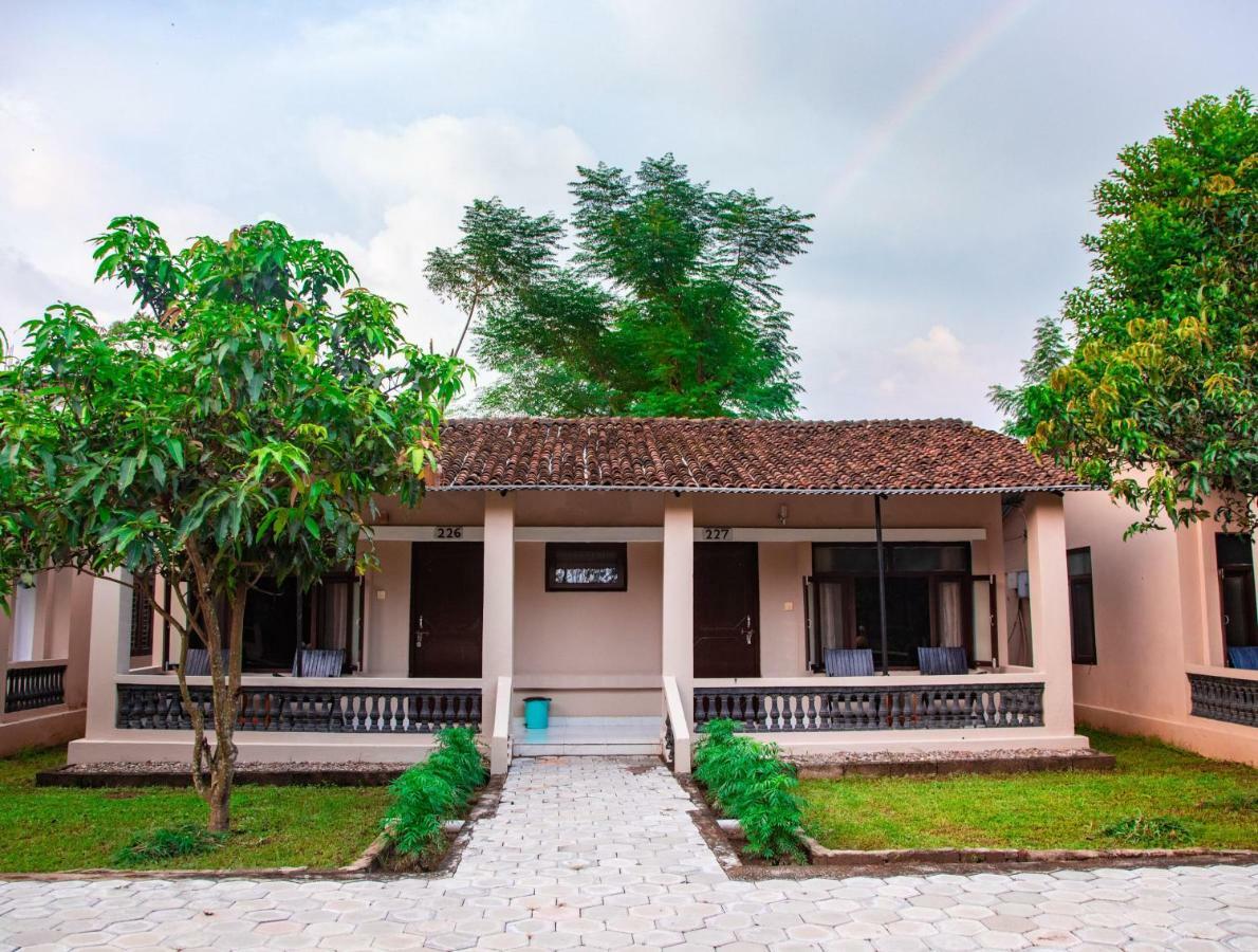 Chitwan Riverside Resort Sauraha Exterior photo