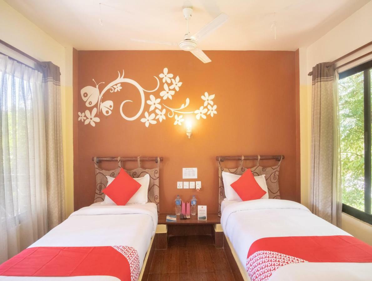 Chitwan Riverside Resort Sauraha Exterior photo