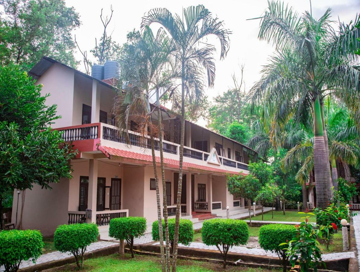 Chitwan Riverside Resort Sauraha Exterior photo