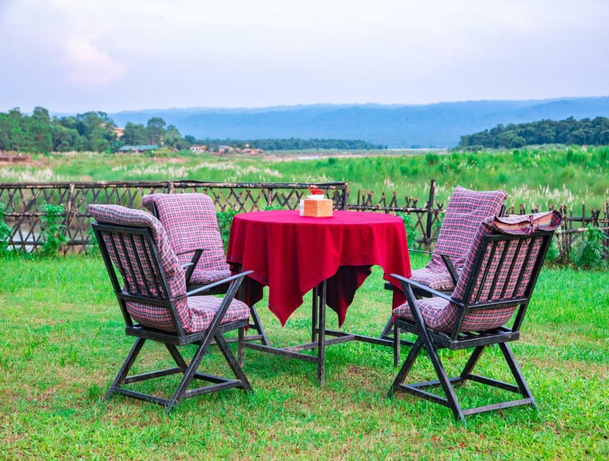 Chitwan Riverside Resort Sauraha Exterior photo