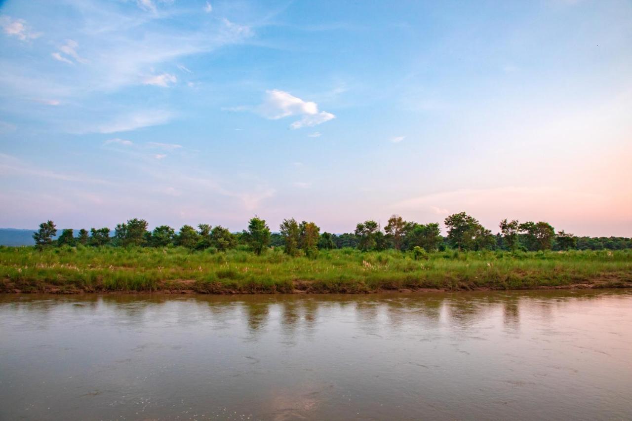 Chitwan Riverside Resort Sauraha Exterior photo