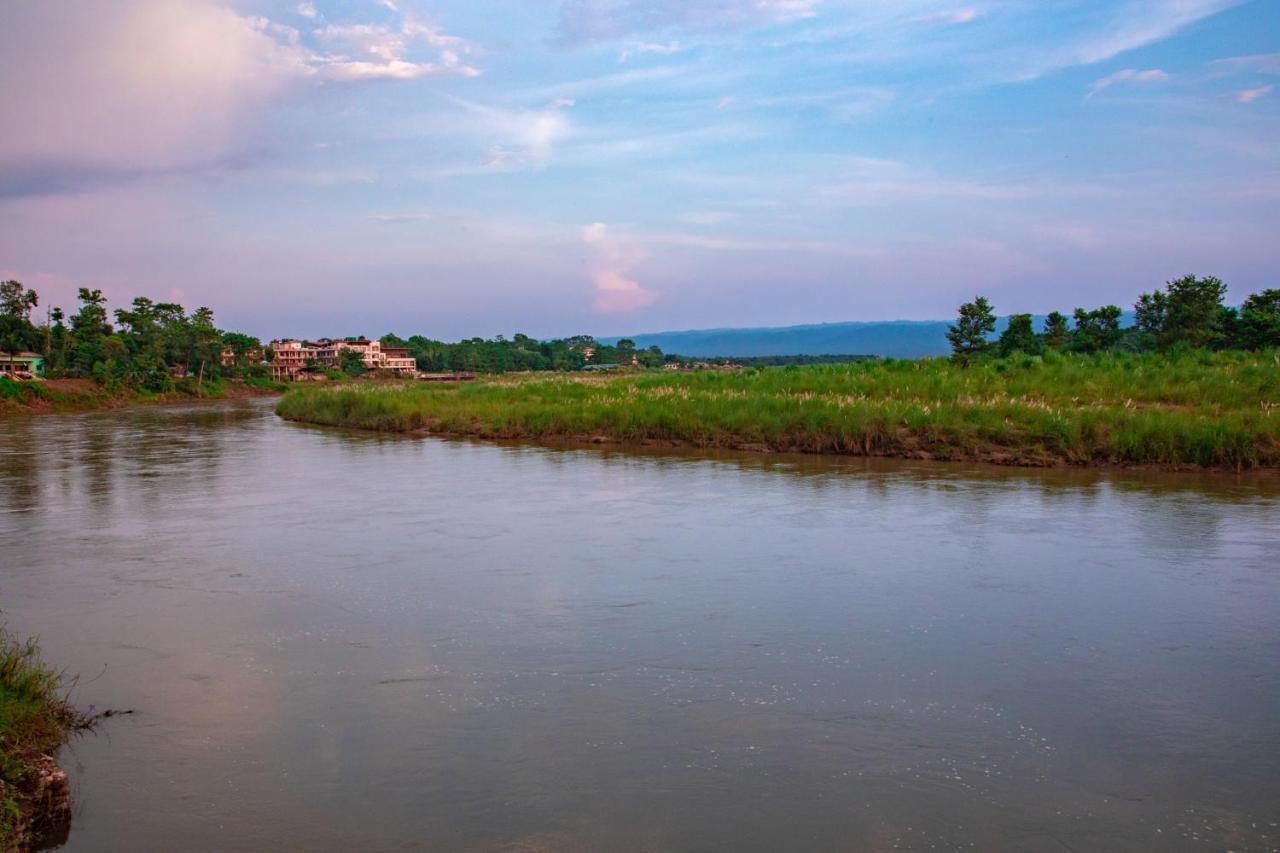 Chitwan Riverside Resort Sauraha Exterior photo